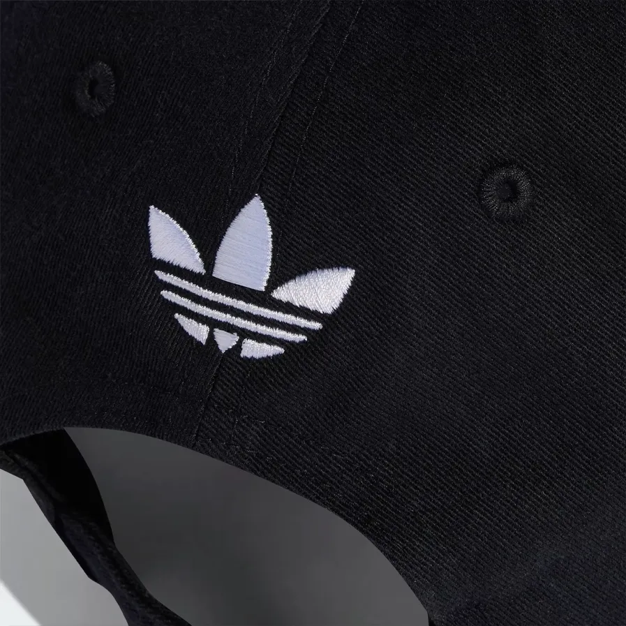 Close do logo Adidas Trefoil bordado na parte traseira do boné Dad Hat preto